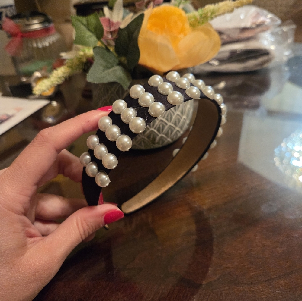 Handcrafted Elegant Black Pearl-Studded Headband - Picture 3 of 4